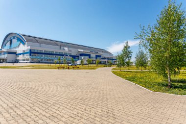 Baharda Yerofey Arena 'nın yanındaki meydanda.