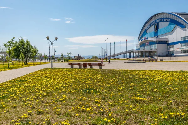 Baharda Yerofey Arena 'nın yanındaki meydanda.