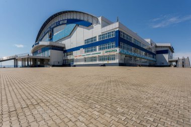 Baharda Yerofey Arena 'nın yanındaki meydanda.