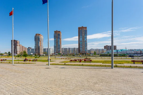 Baharda Yerofey Arena 'nın yanındaki meydanda.