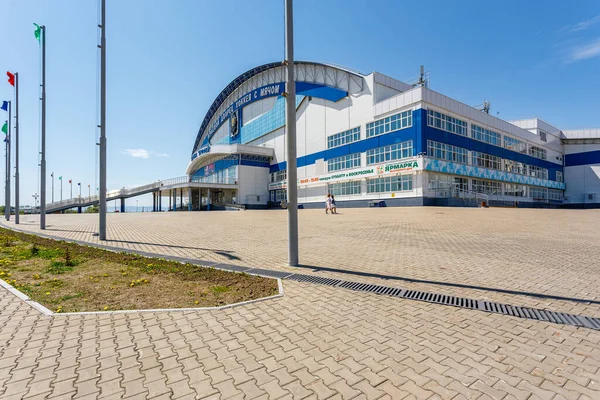 Baharda Yerofey Arena 'nın yanındaki meydanda.
