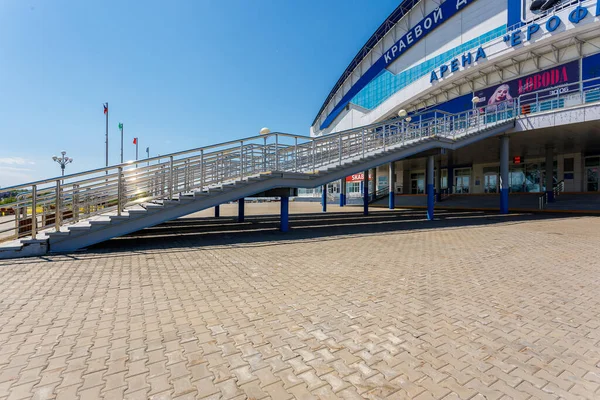 Baharda Yerofey Arena 'nın yanındaki meydanda.