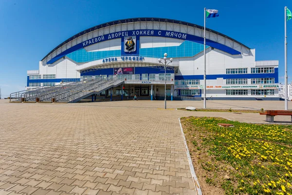 Baharda Yerofey Arena 'nın yanındaki meydanda.