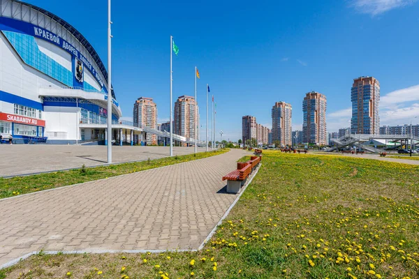Baharda Yerofey Arena 'nın yanındaki meydanda.