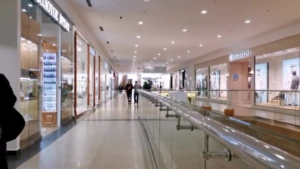 Centro comercial en un día laborable — Vídeo de stock