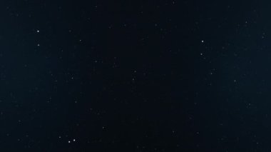 Yıldızların hareket etmesi, yanıp sönen yıldızlar ve sisli animasyonlar ile dış uzaydan 14-S1 görünümü.