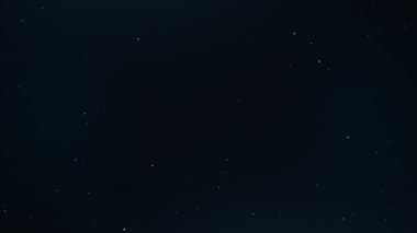 Uzay boşluğundan yıldızların hareketleriyle, yanıp sönen yıldızlarla ve sisli animasyonlarla uçan 7-S1 konsepti.