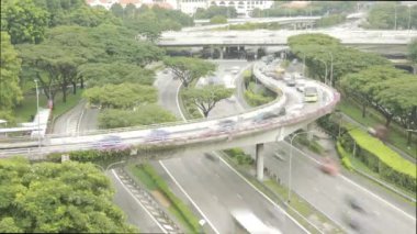 Singapur 'da bir otoyolda öğleden sonra trafiğinin uzaması