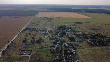 Alan. Köy. Yol. Yaz. Orman. dacha. Uçuş. İHA.