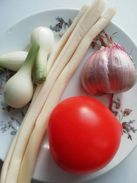 Ungesäuerter Käse Form Von Strohhalmen Knoblauchzehen Roten Tomaten Und Mehreren — Stockfoto