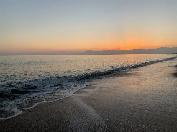 海の景色夕日砂のビーチ七面鳥海岸 — ストック写真