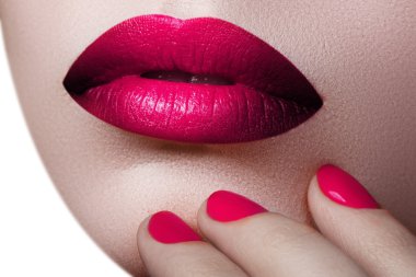 Güzel tam pembe dudaklar. Pembe ruj. Parlak dudaklar. Makyaj ve Kozmetik. Pembe ruj ile oldukça doğal dudaklar Closeup makro fotoğraf 