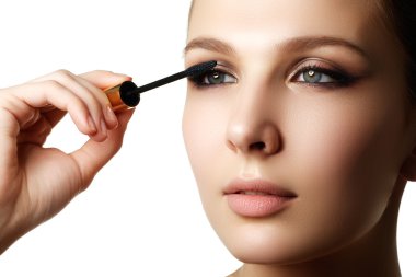 Maskara portre, uzun uygulama lashes. Rimel fırçası. Kirpik uzantıları. Mavi gözler için makyaj. Göz yapmak kadar geçerlidir. Genç güzel kadın maskara makyaj gözleri üzerine fırça ile uygulamak.