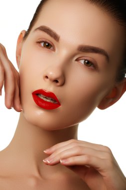 Seksi dudaklar. Güzellik kırmızı dudaklar makyaj ayrıntı. Güzel makyaj portre. Güzel moda modeli kız yüz. Mükemmel cilt. Makyaj
