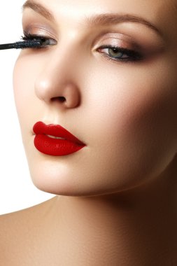 Maskara portre, uzun uygulama lashes. Rimel fırçası. Kirpik uzantıları. Mavi gözler için makyaj. Göz yapmak kadar geçerlidir. Genç güzel kadın maskara makyaj gözleri üzerine fırça ile uygulamak.