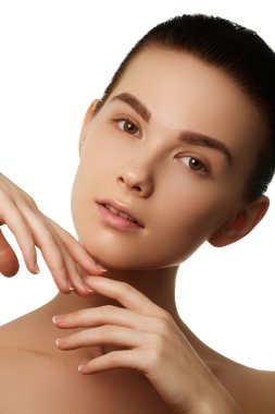 Güzellik Kadın yüz portre. Mükemmel taze temiz cilt ile güzel spa modeli kız. Kadın kameraya bakıyor ve gülümsüyor. Gençlik ve cilt bakımı