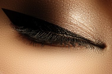Kozmetik ve makyaj. Seksi siyah liner makyaj güzel kadın gözle. Moda büyük ok şekli kadının göz kapağı üzerinde. Şık akşam makyaj