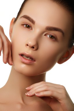 Güzellik Portresi. Güzel kadın. Mükemmel taze cilt. Beyaz arka plan üzerinde izole. Saf güzellik modeli. Gençlik ve cilt bakım kavramı
