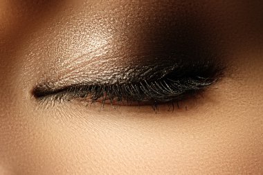 Göz makyajı. Güzel gözler makyaj. Tatil makyaj ayrıntı. Uzun kirpiklerini. Dumanlı gözler tarzı kadın göz makyaj yakın çekim çekim