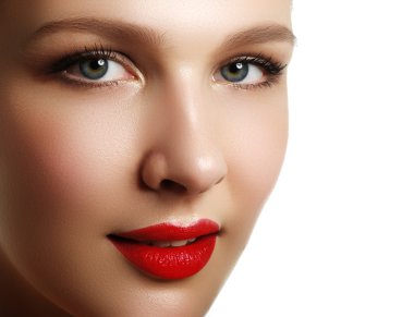 Kalıcı makyaj ve kozmetik. Güzel bir kadın modeli yüz beyaz arka plan üzerinde temiz cilt ile portre portre. Doğal Cilt Bakımı Güzellik, temiz yumuşak deri. Spa treatmen