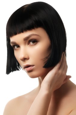 Mükemmel parlak siyah saçlı güzellik modeli. Yakın çekim portre. Temiz saçları ile kısa esmer bob güzel bir kadın portresi. Moda bob saç modeli