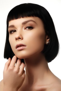 Mükemmel parlak siyah saçlı güzellik modeli. Yakın çekim portre. Temiz saçları ile kısa esmer bob güzel bir kadın portresi. Moda bob saç modeli