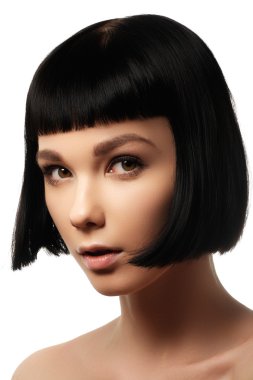 Mükemmel parlak siyah saçlı güzellik modeli. Yakın çekim portre. Temiz saçları ile kısa esmer bob güzel bir kadın portresi. Moda bob saç modeli