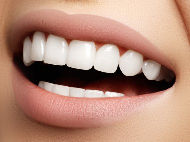 Beyazlatma dişleri ile güzel bir gülümseme. Diş fotoğrafı. Mükemmel kadın ağız makro closeup, lipscare