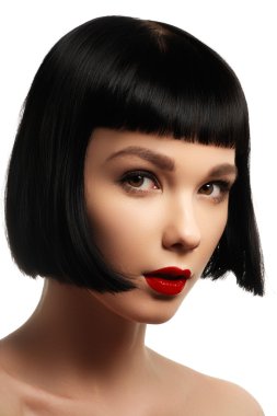 Güzellik modeli mükemmel parlak kahverengi saçlı. Yakın çekim portre. Kısa esmer Bob temiz temiz saçlı güzel bir kadın portresi