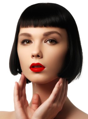 Güzellik modeli mükemmel parlak kahverengi saçlı. Yakın çekim portre. Kısa esmer Bob temiz temiz saçlı güzel bir kadın portresi