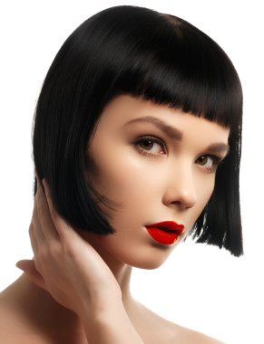 Güzellik modeli mükemmel parlak kahverengi saçlı. Yakın çekim portre. Kısa esmer Bob temiz temiz saçlı güzel bir kadın portresi