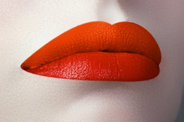 Sıcak turuncu ruj makyaj ile güzel tam dudaklar Glamour makro çekim