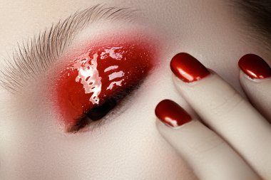 Kırmızı tırnak closeup yaprakları üzerine ile güzel parmak çivi. mükemmel manikür