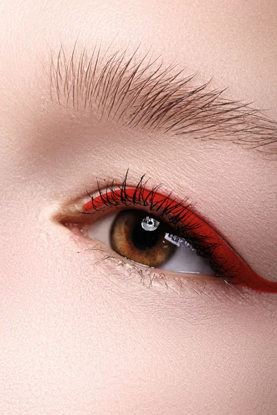 Elegantie close-up van mooie vrouwelijke oog met mode trend felle kleuren oogschaduw en eyeliner. Macro shot van mooie vrouw gezicht deel met make-up. Cosmetica, Beauty en make-up — Stockfoto