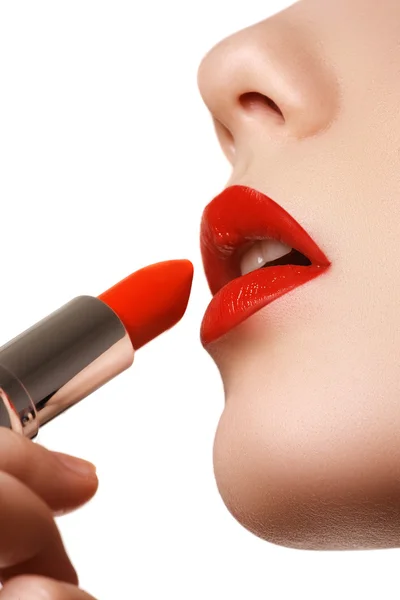 Extremo acercamiento al modelo aplicando lápiz labial rojo. Maquillaje. Maquillaje retro de moda profesional. Lápiz labial rojo — Foto de Stock