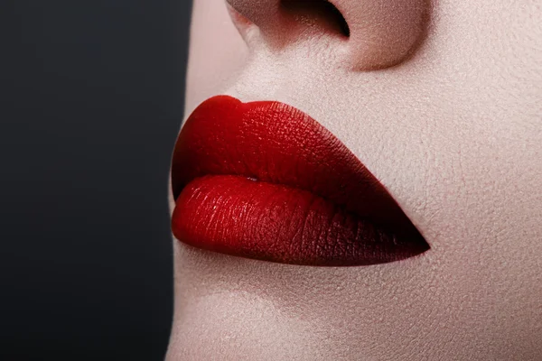 Extrema close-up em modelo com batom vermelho escuro. Maquiagem. Maquiagem retro de moda profissional. Batom vermelho escuro. Lábios sexy com batom estilo ombre vermelho na pele bronzeada — Fotografia de Stock