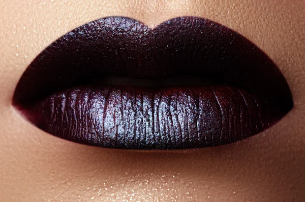 Nahaufnahme von Frauenlippen mit glänzendem Pflaumenlippenstift. perfekte Pflaumenlippen. sexy Mädchen Mund aus nächster Nähe. Schönheit junge Frau lächeln. pralle volle Lippen. Lippenvergrößerung. helle volle Lippen — Stockfoto