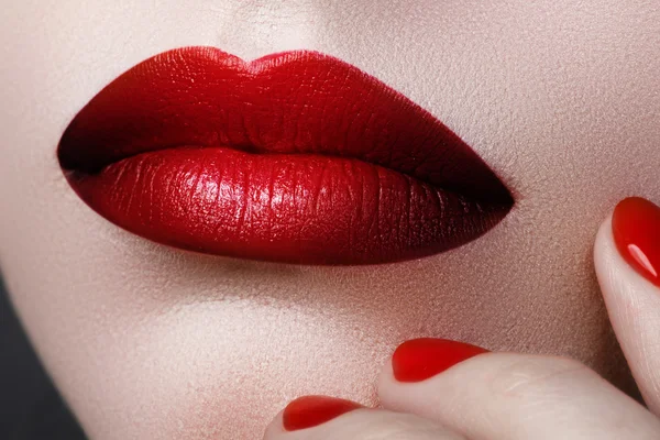 Primer plano de los labios de la mujer con maquillaje de moda y manicura. Hermosos labios llenos femeninos con maquillaje perfecto. El rostro de la moda. Parte de la cara femenina. Macro disparo de maquillaje hermoso en los labios llenos — Foto de Stock