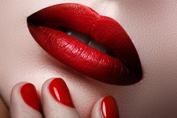 Primer plano de los labios de la mujer con maquillaje de moda y manicura. Hermosos labios llenos femeninos con maquillaje perfecto. El rostro de la moda. Parte de la cara femenina. Macro disparo de maquillaje hermoso en los labios llenos — Foto de Stock