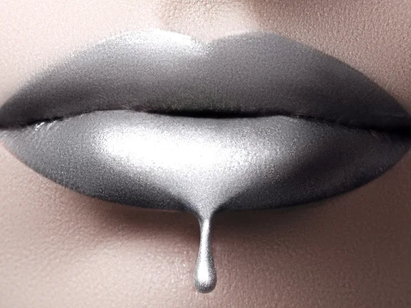 Primer plano de labios de mujer de plata líquida con plata brillante. Labios brillantes. Maquillaje de moda — Foto de Stock