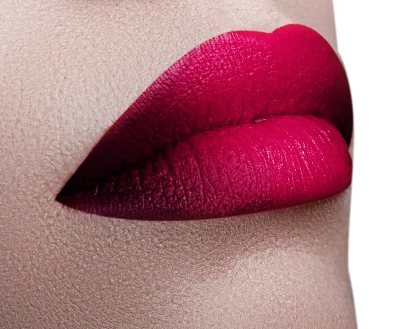 Belle labbra rosa. Rossetto rosa. Labbra lucide. Trucco & Cosmetici. Foto macro da primo piano di labbra piuttosto naturali con rossetto rosa — Foto Stock