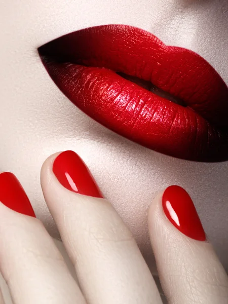 Primeros planos de Red Sexy Lips and Nails. Abre la boca. Manicura y maquillaje. Inventar concepto. Belleza modelo cara de niña aislada sobre fondo blanco. Inyecciones de relleno. Aumento de labios, hermosos labios perfectos — Foto de Stock