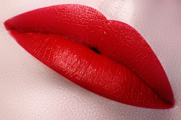 Primer plano de los labios de la mujer con maquillaje rojo de moda. Hermosa boca femenina, labios llenos con maquillaje perfecto. Un rostro clásico. Parte de la cara femenina. Macro disparo de maquillaje hermoso en los labios llenos — Foto de Stock