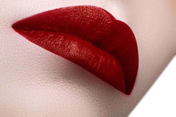 Primer plano de labios de mujer con lápiz labial rojo. Hermosos labios perfectos. Boca sexy de cerca. Hermosa amplia sonrisa de mujer joven y fresca con labios llenos — Foto de Stock