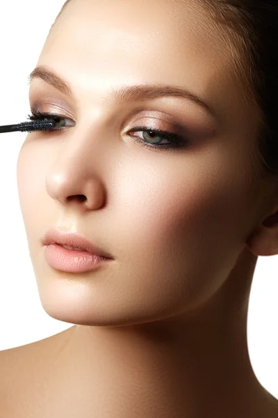 Mascara applicare primo piano, ciglia lunghe. Spazzola Mascara. Estensioni ciglia. Trucco per gli occhi blu. Trucco per gli occhi applicare. Giovane bella donna che applica il trucco mascara sugli occhi a pennello — Foto Stock