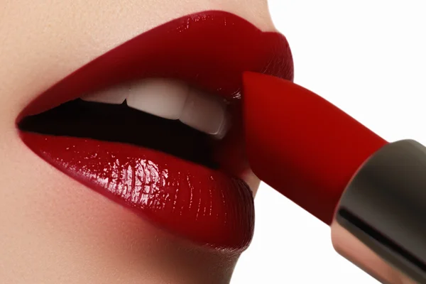 Extreme close-up op model toepassen donker rode lippenstift. Make-up. Professioneel fashion retro make-up. donker rode lippenstift. Wijn lippen — Stockfoto