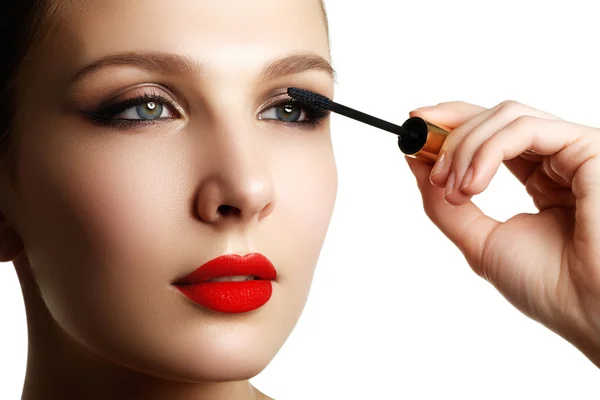 Mascara applicare primo piano, ciglia lunghe. Spazzola Mascara. Estensioni ciglia. Trucco per gli occhi blu. Trucco per gli occhi applicare. Giovane bella donna che applica il trucco mascara sugli occhi a pennello — Foto Stock