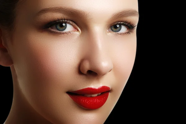 Portrait of elegant woman with red lips. Beautiful young model with red lips. Sexy woman model with bright red lips makeup, and healthy shiny skin. Evening glamour style, fashion make-up — Stock fotografie