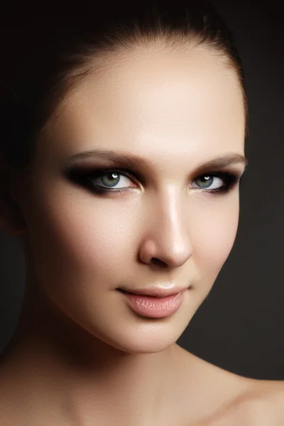 Bella donna con trucco luminoso occhio con trucco fodera sexy. Moda grande forma di freccia sulla palpebra della donna. Trucco serale chic, viso sano — Foto Stock