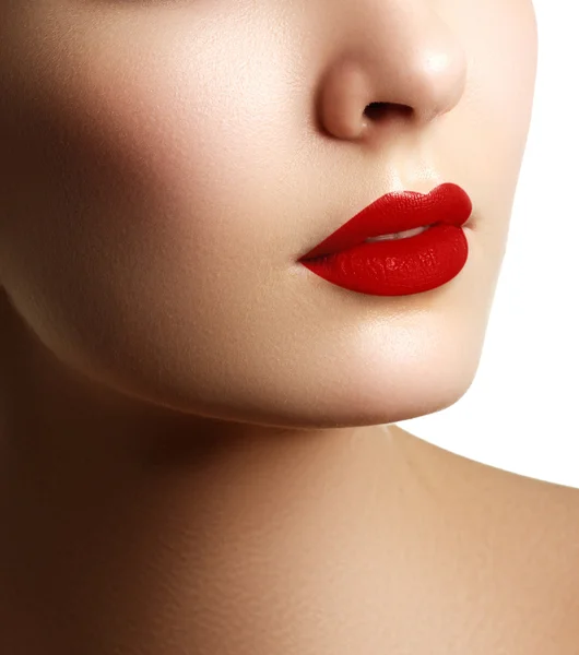 Primer plano de labios de mujer con lápiz labial rojo. Hermosos labios perfectos. Boca sexy de cerca. Hermosa amplia sonrisa de mujer joven y fresca con labios llenos — Foto de Stock